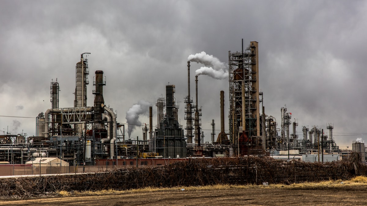 CO2 fanges, gjores flytende og fraktes med skip for aa lagres trygt i geologiske lag dypt under havbunnen.