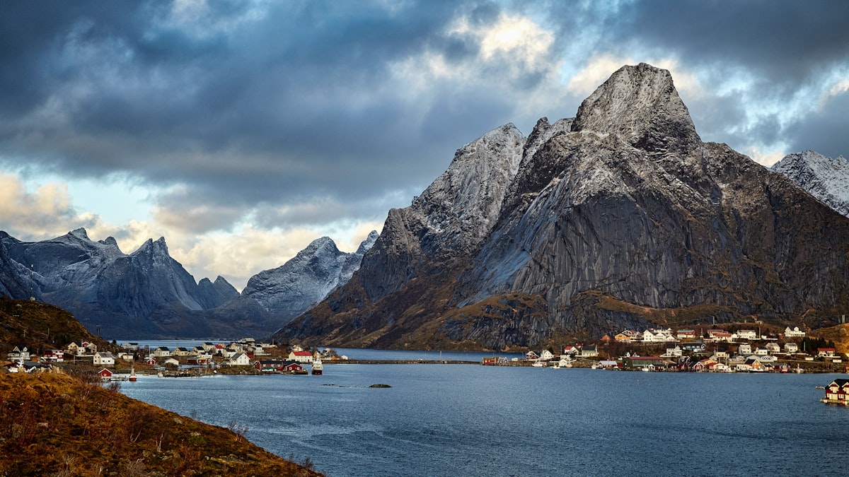 Der det for få tiår siden lå mektige ismasser, ligger i dag bare små isrester igjen.